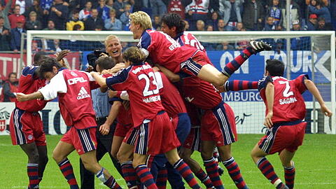 Grenzenloser Jubel: Der FC Bayern wird am 19. Mai 2001 dank eines Treffers von Patrik Andersson zum 1:1 beim HSV in letzter Sekunde doch noch Meister. Vier Tage später folgt der Champions-League-Sieg.