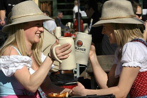 Bei strahlendem Sonnenschein konnten die Freundinnen Lisa (l) und Claire aus England im Biergarten am Nockherberg in München eine Maß Starkbier genießen.