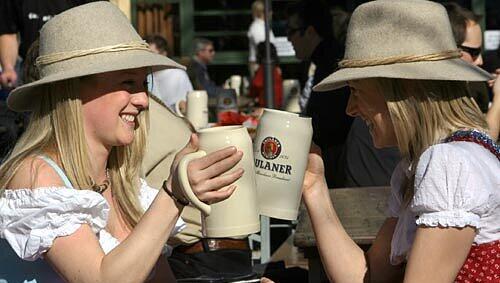 Bei strahlendem Sonnenschein konnten die Freundinnen Lisa (l) und Claire aus England im Biergarten am Nockherberg in München eine Maß Starkbier genießen. Bei strahlendem Sonnenschein konnten die Freundinnen Lisa (l) und Claire aus England im Biergarten am Nockherberg in München eine Maß Starkbier genießen.