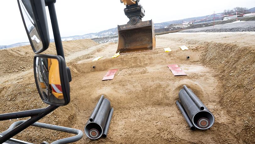 Ein Bagger und zwei Kabel sind während der symbolischen Baustelleneröffnung für die Baumaßnahmen des Südostlinks zu sehen.