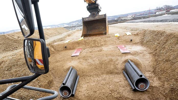 Ein Bagger und zwei Kabel sind während der symbolischen Baustelleneröffnung für die Baumaßnahmen des Südostlinks zu sehen.