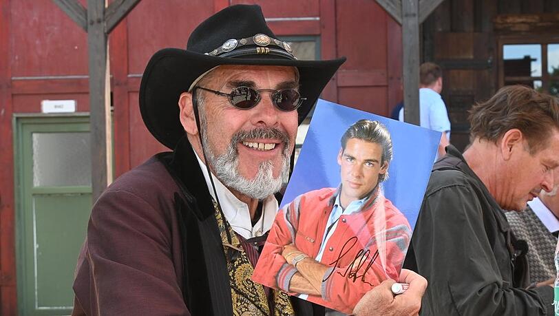 Sascha Hehn signiert als "Ölprinz Grinley" bei den Karl-May-Spielen in Bad Segeberg nostalgische Autogrammkarten.