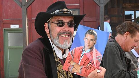 Sascha Hehn signiert als "Ölprinz Grinley" bei den Karl-May-Spielen in Bad Segeberg nostalgische Autogrammkarten.