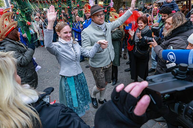 Inthronisiertes Prinzenpaar: Michaela Hämmerle  und Christian Deussen genießen am 11.11.24 in München das Bad in der Menge.