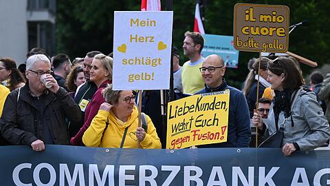 Gesamtbetriebsrat und Verdi hatten zu Protesten gegen eine mögliche Übernahme des Frankfurter Dax-Konzerns durch die italienische Unicredit aufgerufen