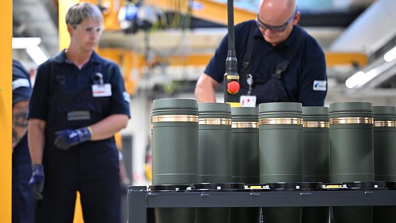 Rheinmetall-Mitarbeiter sind im Werk Unterlüß mit dem Verschließen von 155-Millimeter-Artilleriegranaten beschäftigt. Die Nachfrage nach solcher Munition ist stark gestiegen. (Archivbild) Rheinmetall-Mitarbeiter sind im Werk Unterlüß mit dem Verschließen von 155-Millimeter-Artilleriegranaten beschäftigt. Die Nachfrage nach solcher Munition ist stark gestiegen. (Archivbild)