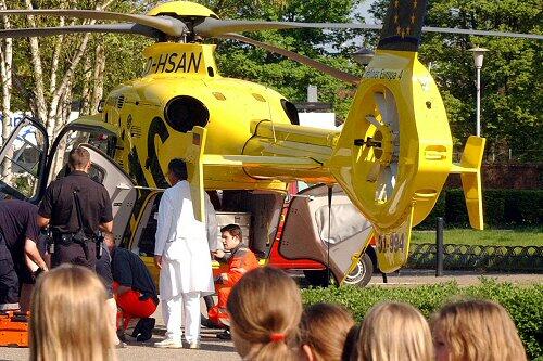 Ein Rettungshubschrauber holt die Verunglückten ab