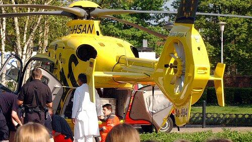 Ein Rettungshubschrauber holt die Verunglückten ab Ein Rettungshubschrauber holt die Verunglückten ab