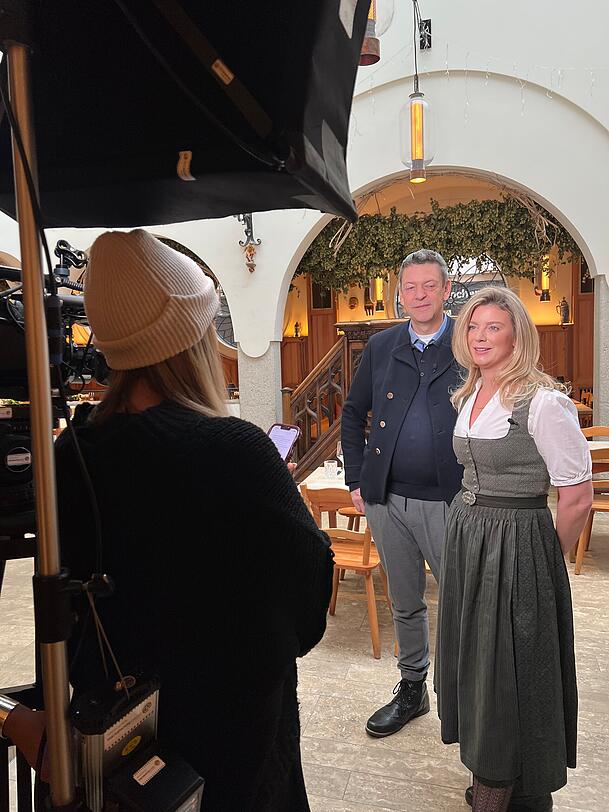 Franziska Kohlpaintner und Peter Reichert bei den Dreharbeiten zu "Mein Lokal, dein Lokal" im Donisl.