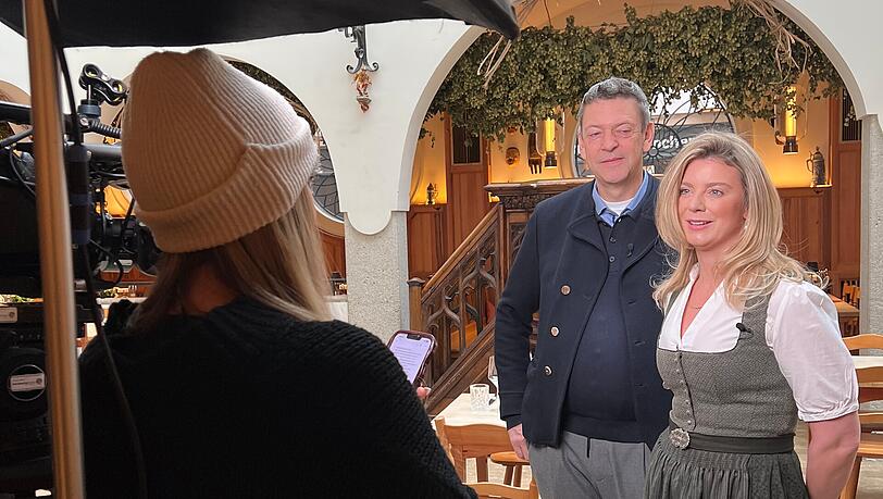 Franziska Kohlpaintner und Peter Reichert bei den Dreharbeiten zu "Mein Lokal, dein Lokal" im Donisl.