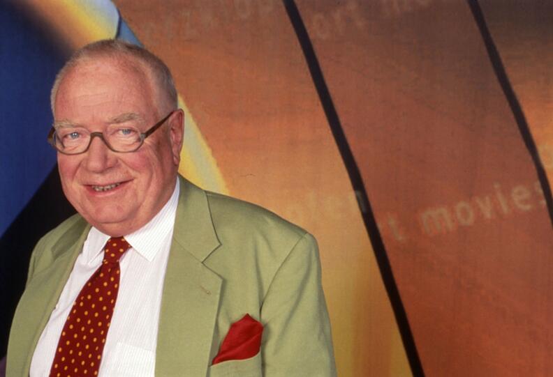 Erich Böhme moderierte ab 1990 achteinhalb Jahre lang die SAT.1-Reihe "Talk im Turm". Der Journalist starb 2009 im Alter von 79 Jahren. Erich Böhme moderierte ab 1990 achteinhalb Jahre lang die SAT.1-Reihe "Talk im Turm". Der Journalist starb 2009 im Alter von 79 Jahren.