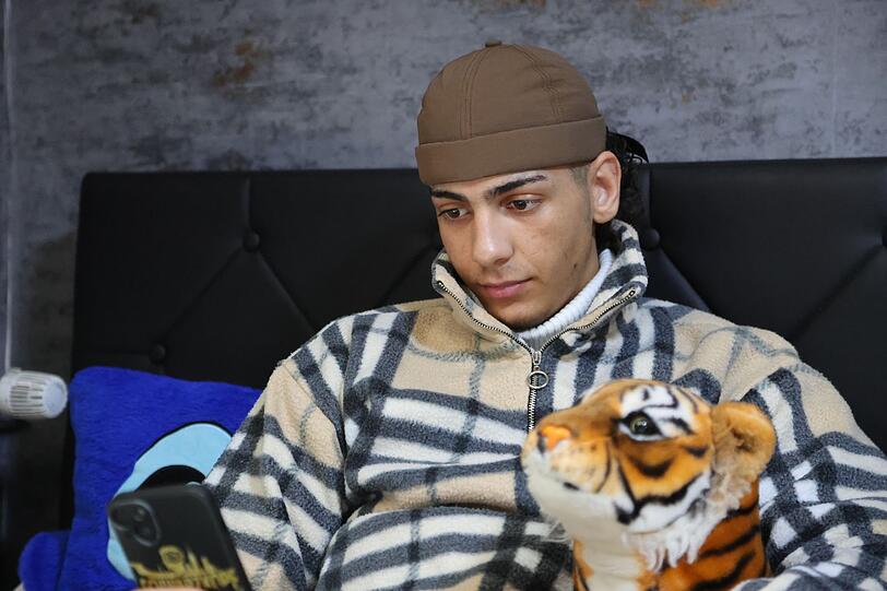 Ivan ist t&auml;glich circa vier Stunden auf TikTok. Er wei&szlig;, dass viele Challenges dort gef&auml;hrlich sind, nimmt aber trotzdem daran teil, um Aufmerksamkeit zu erzeugen.