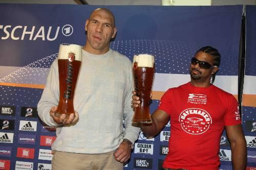 Gestern in Nürnberg stand &bdquo;David gegen Goliath&ldquo; auf Hayes T-Shirt, der auch brav mit Nikolai Valuev (l.) anstieß.