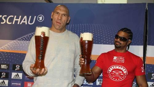 Gestern in Nürnberg stand „David gegen Goliath“ auf Hayes T-Shirt, der auch brav mit Nikolai Valuev (l.) anstieß. Gestern in Nürnberg stand „David gegen Goliath“ auf Hayes T-Shirt, der auch brav mit Nikolai Valuev (l.) anstieß.