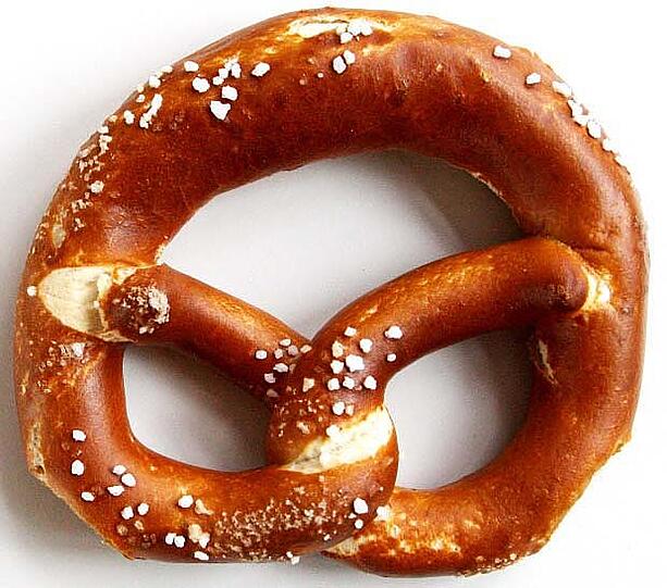 LABBER-BREZN: Der Biss in die Brezn hinterlässt viel zu oft einen
faden Nachgeschmack. Kein krosses Knacken,
kein zart-geschmeidiges Innenleben.
Einfach nur labberig-lasch. Bevor sie so eine
Teig-Tristesse anbieten, sollten sich Bäcker
das Flechten sparen &ndash; und in die Kautschuk-
Branche wechseln.