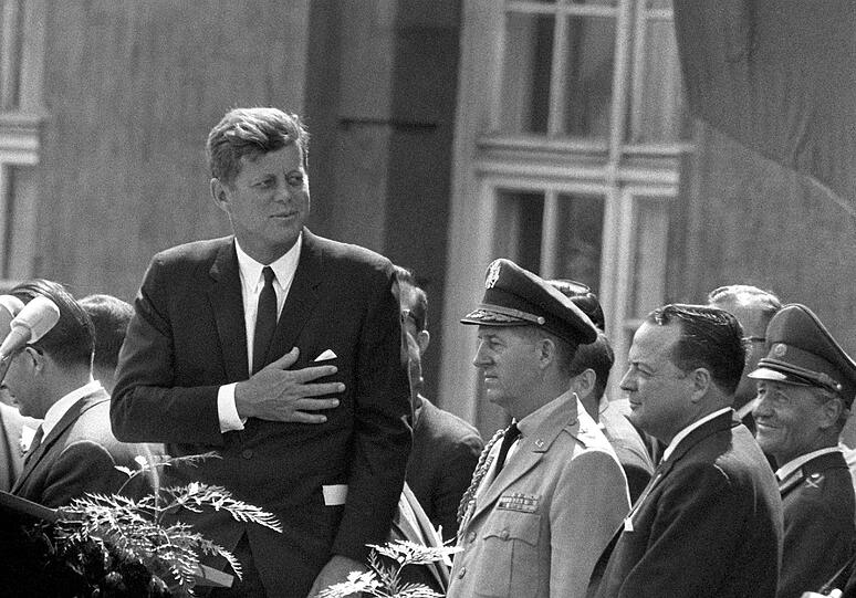 Auf offiziellen Fotos war er als liebender Ehemann und Familienvater zu sehen. Doch er war ein Lebemann. Drogen nahm er - und das nicht zu knapp. Und Affären hatte er auch zahlreiche. Die berühmteste: Marilyn Monroe.