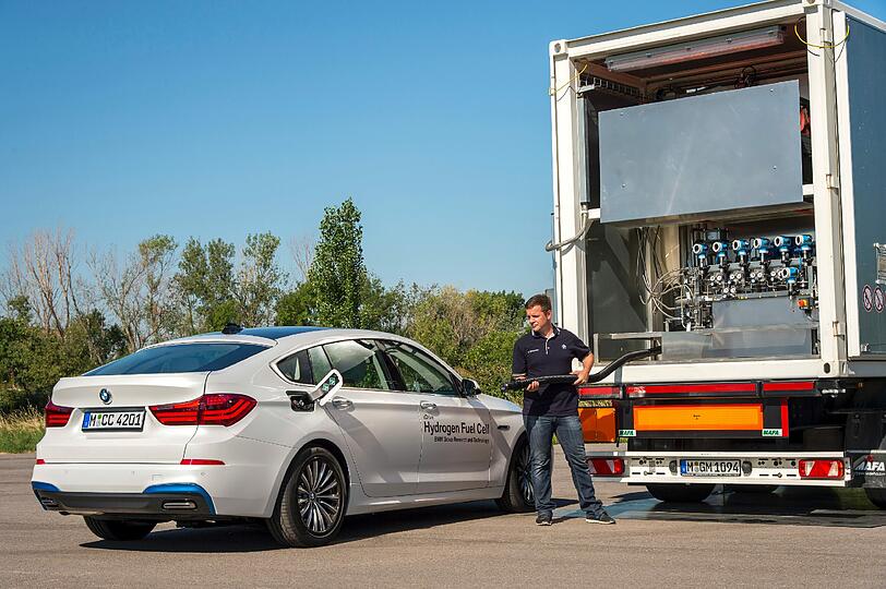 Kaum komplizierter als mit Benzin: Wasserstoff tanken.