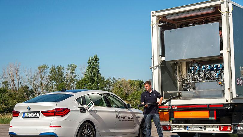 Kaum komplizierter als mit Benzin: Wasserstoff tanken. Kaum komplizierter als mit Benzin: Wasserstoff tanken.