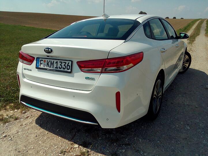 Der Heckabschluss des Kia Optima Plug-in-Hybrid wurde aerodynamisch optimiert.