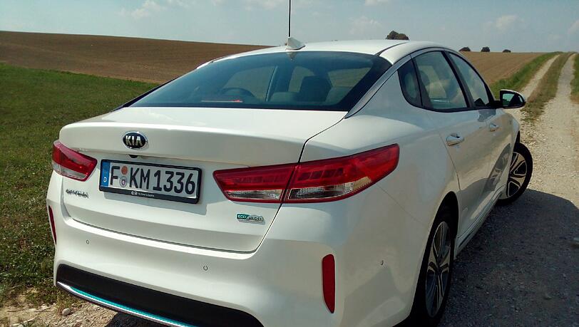 Der Heckabschluss des Kia Optima Plug-in-Hybrid wurde aerodynamisch optimiert. Der Heckabschluss des Kia Optima Plug-in-Hybrid wurde aerodynamisch optimiert.