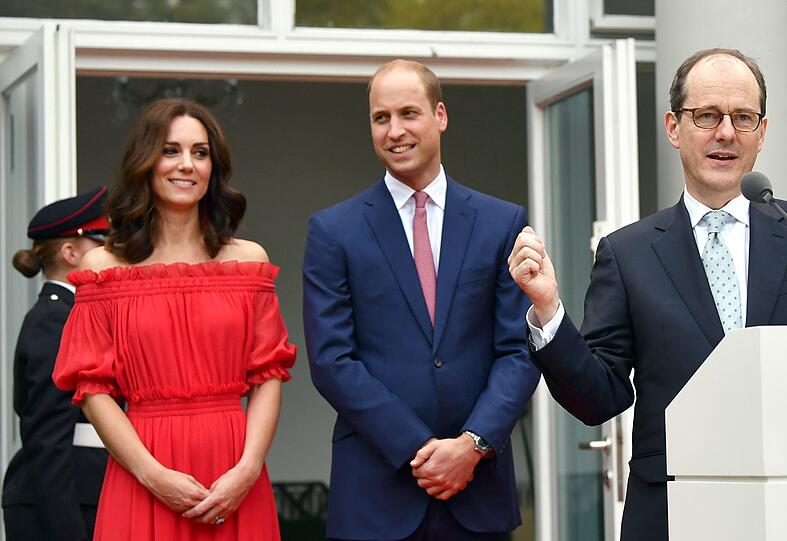 Herzogin Kate und Prinz William auf der "Queen's Birthday Garten Party". Gut gelaunt verfolgen sie die Rede des britischen Botschafters in Berlin.