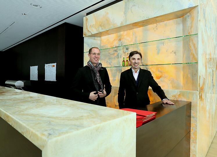 Die Bar aus Bronze und Marmor ist schon fertig, dahinter stehen die Betreiber Florian August (l.) und Tobias Woitzik.