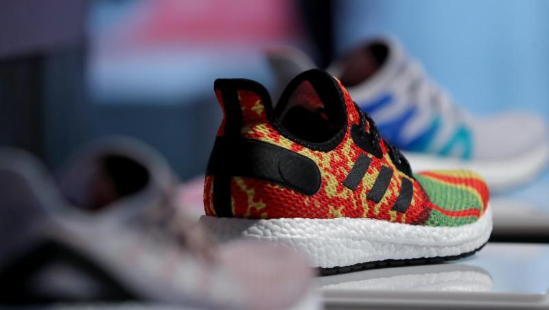Schuhe der adidas AG, die in der Speed-Factory hergestellt wurden, stehen während zur Ansicht bereit. Foto: Daniel Karmann/dpa/Archivbild Schuhe der adidas AG, die in der Speed-Factory hergestellt wurden, stehen während zur Ansicht bereit. Foto: Daniel Karmann/dpa/Archivbild
