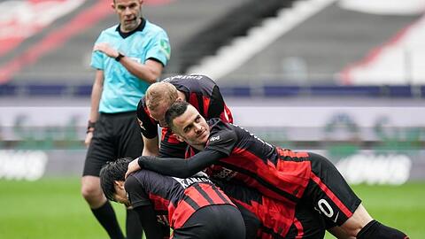 Die Frankfurter bejubeln das 4:2 von Erik Durm (unten).