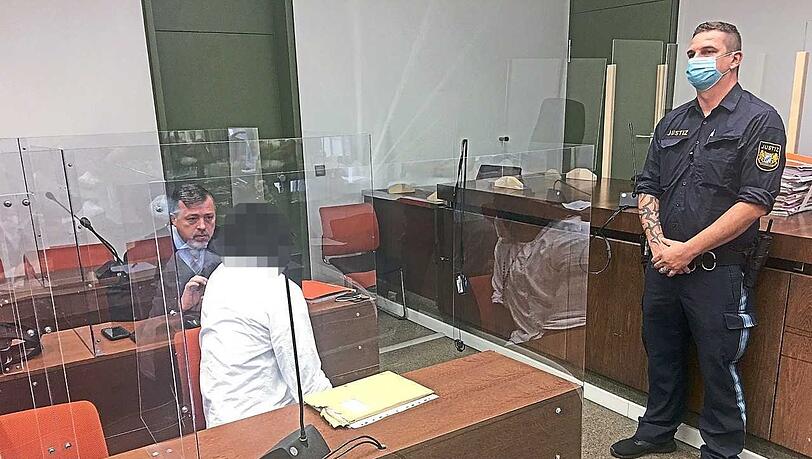 Vor Prozessbeginn: Der Angeklagte im Gespräch mit seinem Anwalt Jürgen Hadinger.