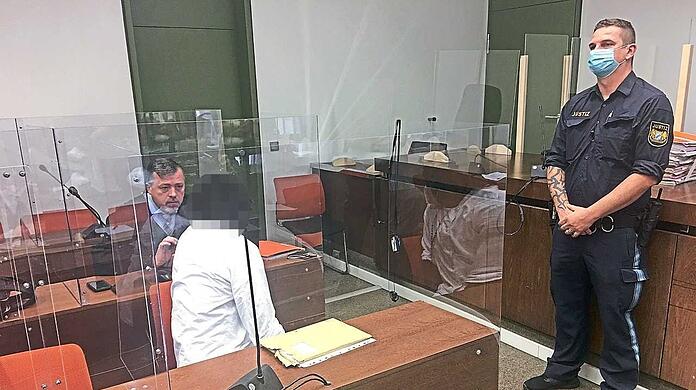 Vor Prozessbeginn: Der Angeklagte im Gespräch mit seinem Anwalt Jürgen Hadinger.