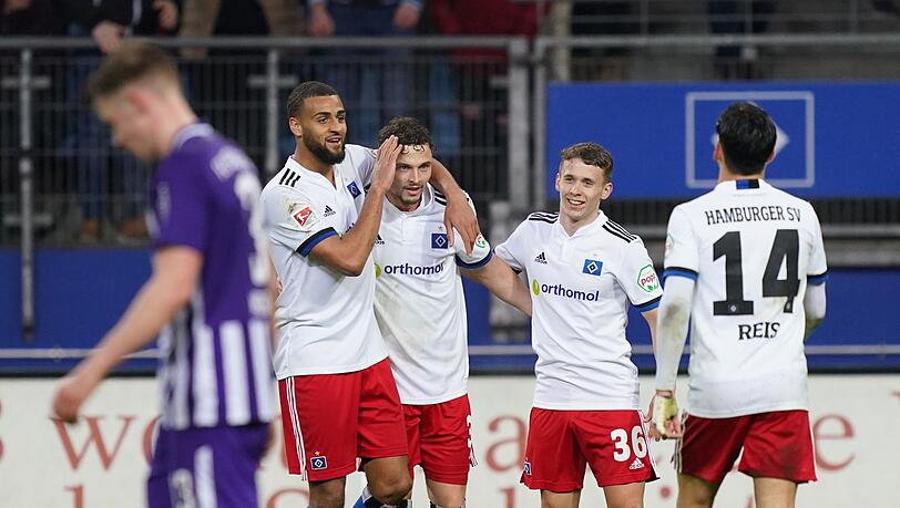 Hamburgs Moritz Heyer (3.v.r) jubelt mit Josha Vagnoman (l) und Anssi Suhonen (2.v.r) und Ludovit Reis nach seinem Treffer zum 3:0.