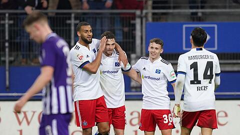 Hamburgs Moritz Heyer (3.v.r) jubelt mit Josha Vagnoman (l) und Anssi Suhonen (2.v.r) und Ludovit Reis nach seinem Treffer zum 3:0.