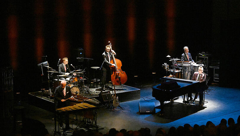 Goetz Alsmann und seine Band auf der Bühne des Münchner Prinzregententheaters Goetz Alsmann und seine Band auf der Bühne des Münchner Prinzregententheaters