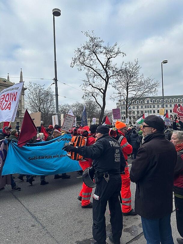 Der Demonstrationszug hat sich in Bewegung gesetzt. Der Demonstrationszug hat sich in Bewegung gesetzt.