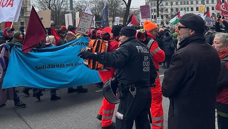 Der Demonstrationszug hat sich in Bewegung gesetzt. Der Demonstrationszug hat sich in Bewegung gesetzt.