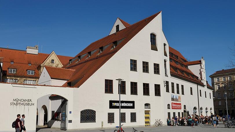 Fast schon alte  Zeiten, aber so  kennt man das Münchner Stadtmuseum, das eine halbe Ewigkeit auf seine Sanierung warten musste. Mittlerweile ist es leer geräumt, 2026 gehen die Bauarbeiten los - das Projekt liegt momentan bei 270 Millionen Euro. Bis zum Sommer2027 bleibt das Filmmuseum in Betrieb, auf das Stadtcafé rechts im Bild ist im Mai das „Nash“ gefolgt.