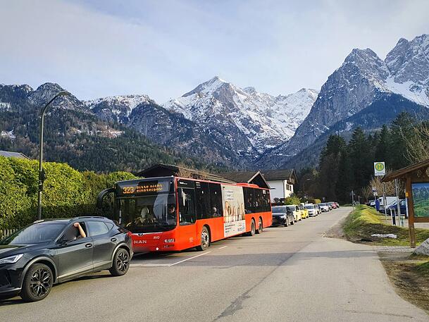 Stoßstange an Stoßstange: Ausflügler auf dem Weg zum Eibsee. Stoßstange an Stoßstange: Ausflügler auf dem Weg zum Eibsee.