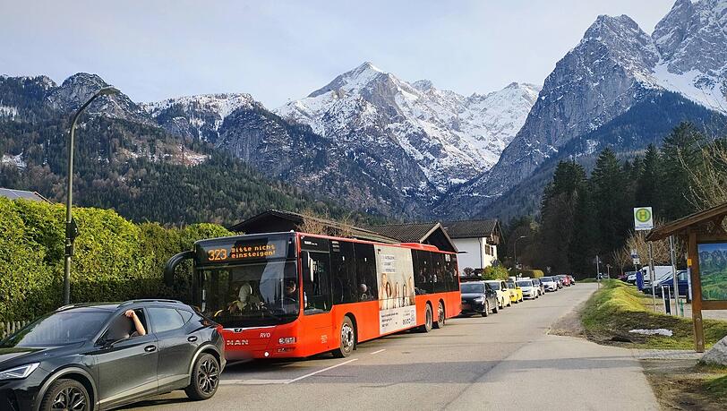 Stoßstange an Stoßstange: Ausflügler auf dem Weg zum Eibsee. Stoßstange an Stoßstange: Ausflügler auf dem Weg zum Eibsee.