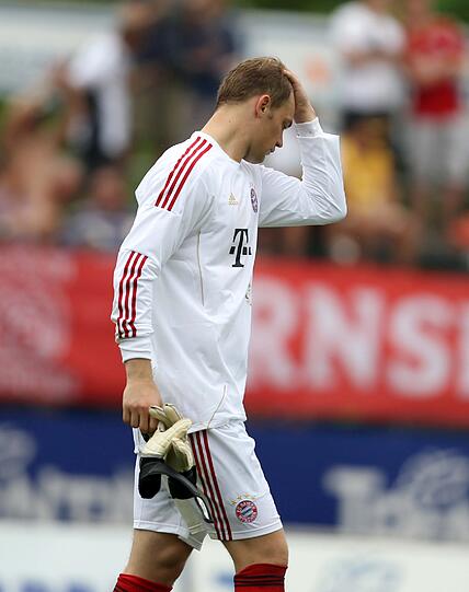 Manuel Neuer kommentierte die erneuten Pöbeleien nicht. Beim ersten Test-Spiel der Saison gegen eine Trentino-Auswahl hielt er seinen Kasten sauber.