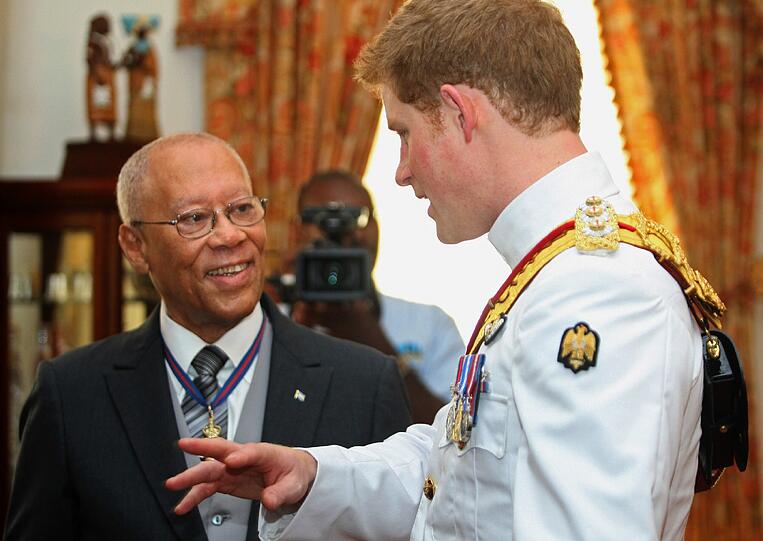 Repräsentieren und Feiern im Namen der Queen: Prinz Harry bei seinem Besuch in Nassau auf den Bahamas.