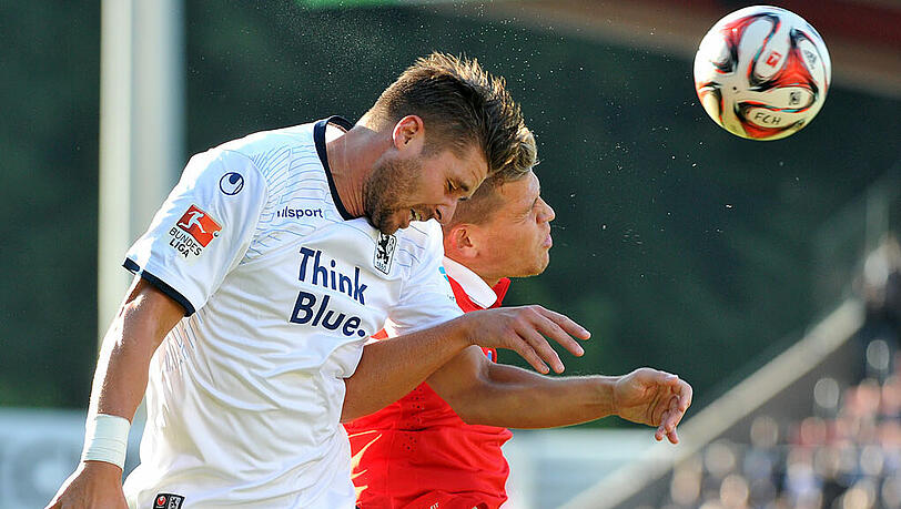 Heidenheims Florian Niederlechner (r) und Münchens Markus Steinhöfer kämpfen um den Ball. Heidenheims Florian Niederlechner (r) und Münchens Markus Steinhöfer kämpfen um den Ball.