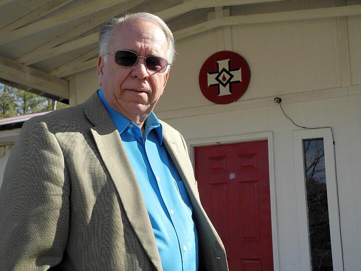 Thomas Robb, Direktor der "Knights Party" des Ku-Klux-Klan, vor dem Hauptquartier der Organisation nahe Harrison (US-Bundesstaat Arkansas).