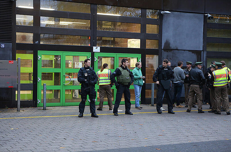 Am Dienstagmorgen haben Polizisten eine Berufsschule in Nürnberg abgeriegelt. Sie tragen Schutzwesten und sind schwer bewaffnet.