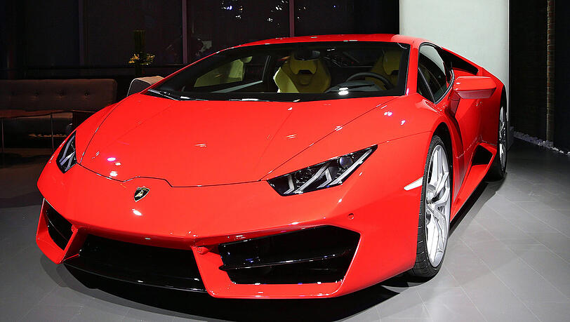 Der junge Mann lieh sich mehrere sündteure Sportwagen aus - darunter auch ein Lamborghini Huracan. (Symbolbild) Der junge Mann lieh sich mehrere sündteure Sportwagen aus - darunter auch ein Lamborghini Huracan. (Symbolbild)