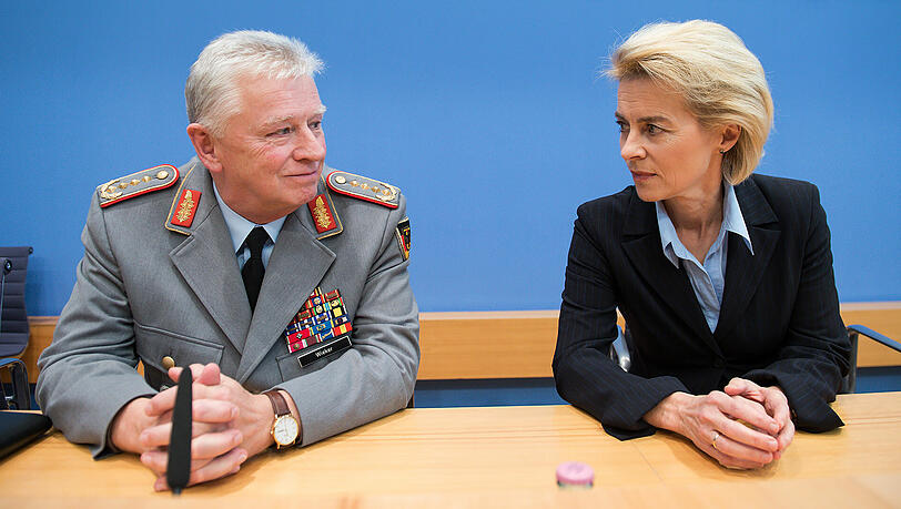 Verteidigungsministerin Ursula von der Leyen und der Generalinspekteur der Bundeswehr Volker Wieker. Verteidigungsministerin Ursula von der Leyen und der Generalinspekteur der Bundeswehr Volker Wieker.
