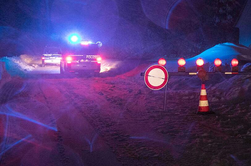 Trotz der Sperrung war die Frau auf der Straße aus Winklmoos kommend in Richtung Seegatterl unterwegs.