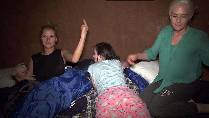 Bettgehzeit in der Hütte von Ingrid Pavic (Mi.), Sophia, Sara und Sarah: Sara Kulka (l.) und Sarah Knappik (r.) haben schon viel voneinander gehört - jetzt ist die Zeit der Aussprache gekommen.