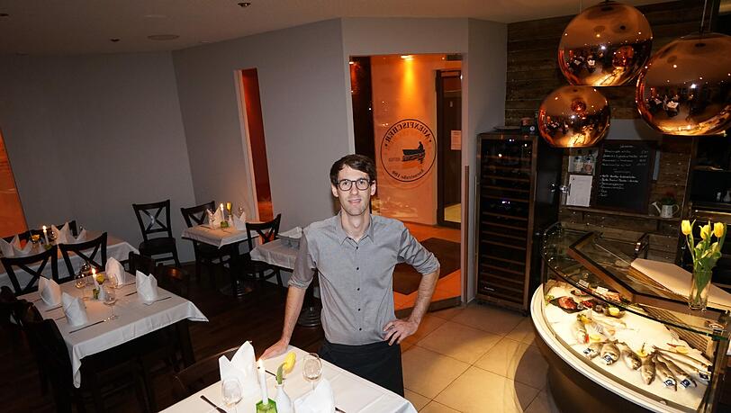 Inhaber Sebastian Wolf vor dem zentralen Blickfang im Auenfischer: der Vitrine mit frischen Fisch. Inhaber Sebastian Wolf vor dem zentralen Blickfang im Auenfischer: der Vitrine mit frischen Fisch.