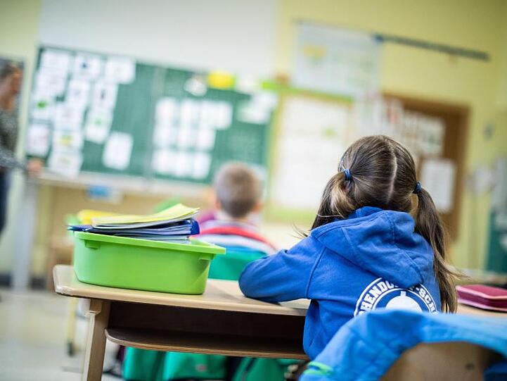 Schülerinnen und Schüler sitzen in ihrem Klassenraum. Foto: Marcel Kusch/dpa/Symbolbild