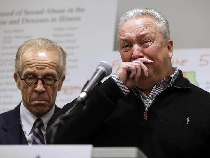 Joe Iacono (r.), begleitet von Anwalt Jeff Anderson, wirft katholischen Kirchenvertretern sexuellen Missbrauch vor.